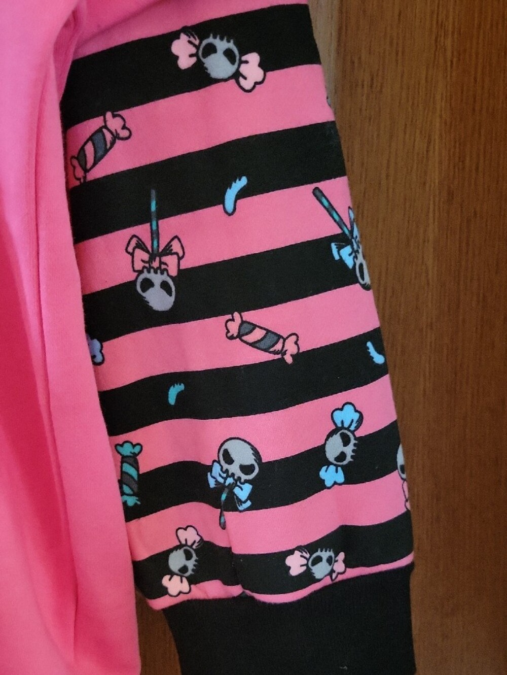 Hello Kitty Sanrio Pink & Black Split Hoodie with Heart Zipper Pull - Picture 4 of 11
